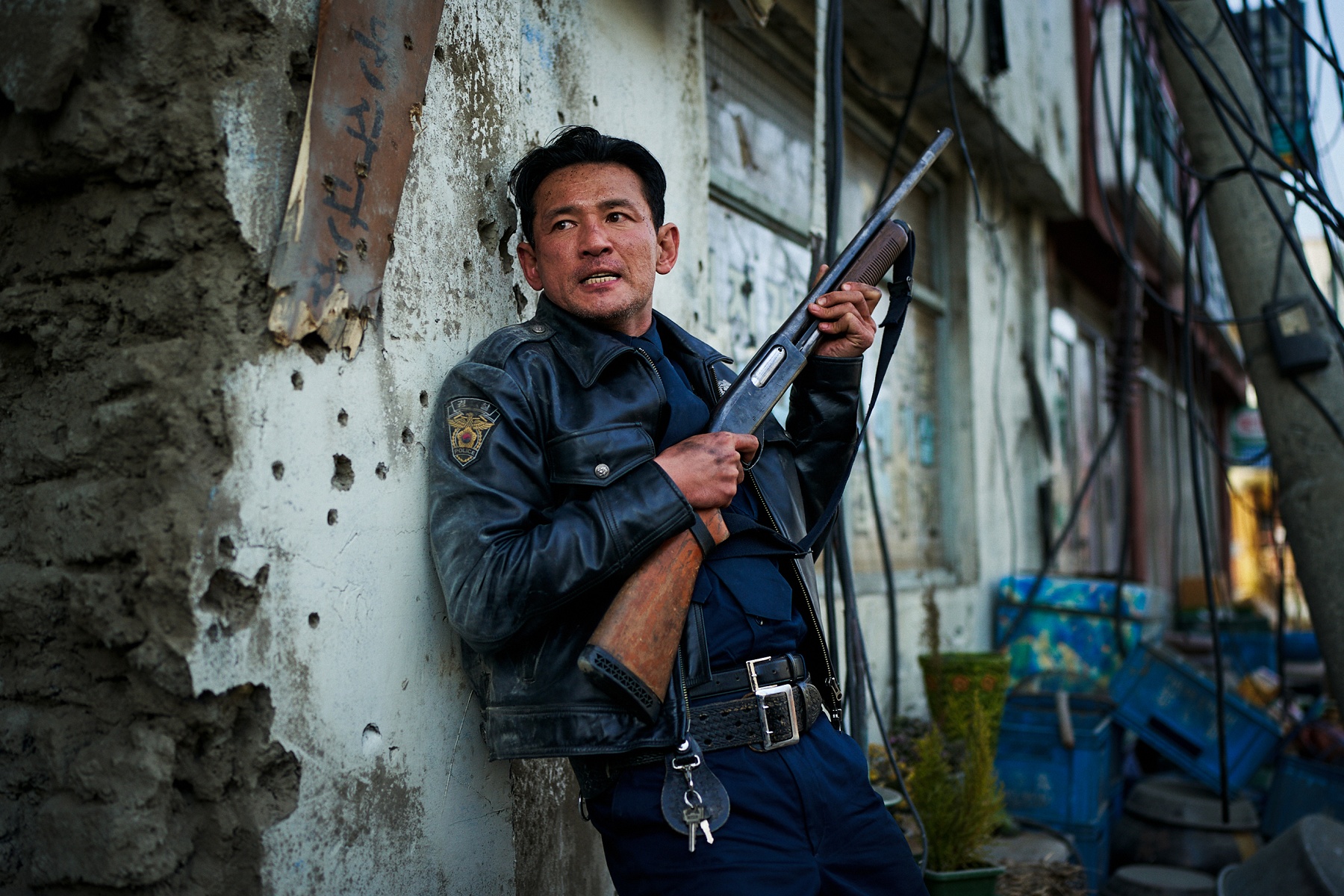 黃晸珉在《希望：末日血戰》中飾演警察