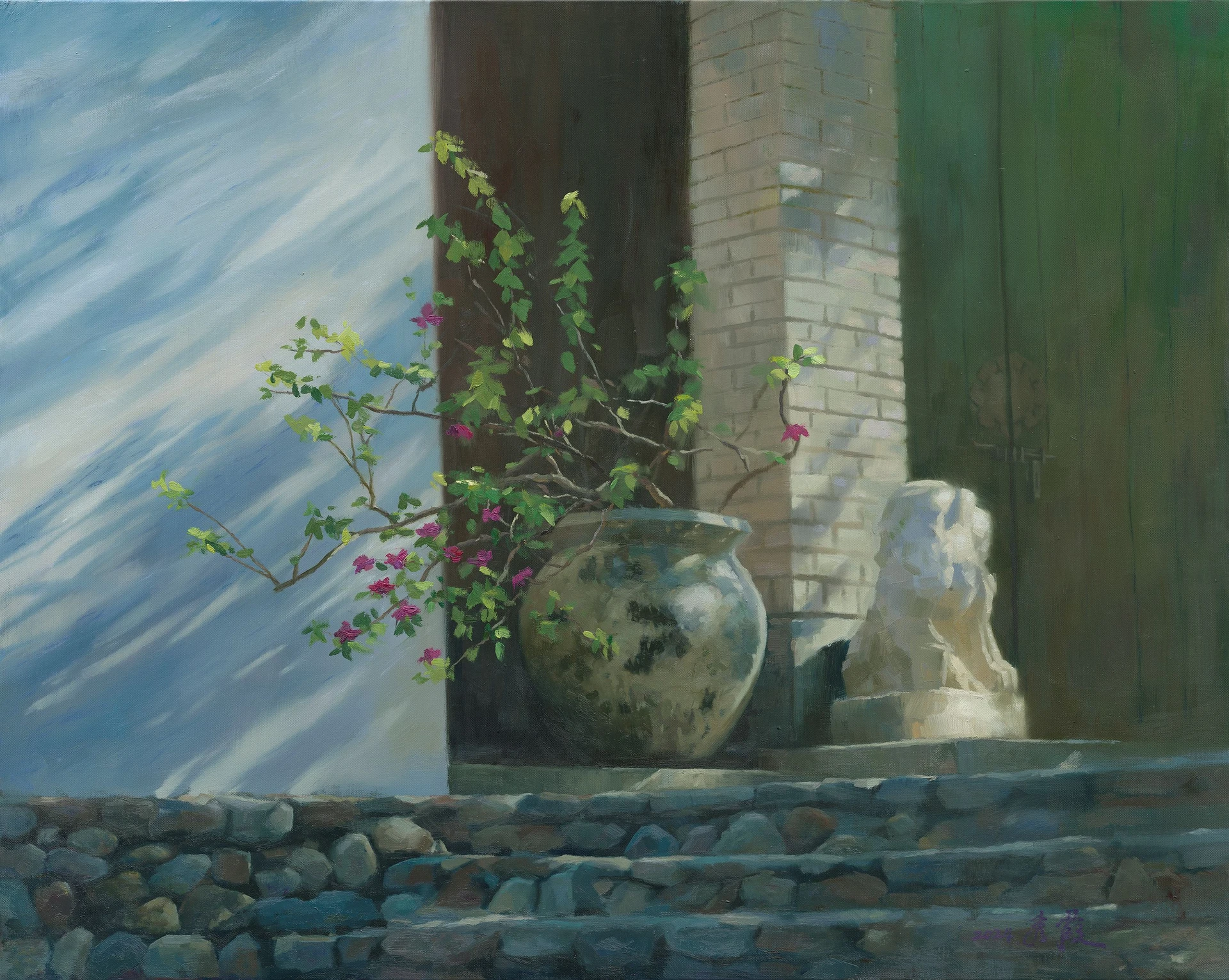 畫家林秀霞2024年油畫作品《陽光灑落，歲月靜好》，描繪陽光透過雲層灑落於古厝庭院、盆景與石獅的靜謐場景。