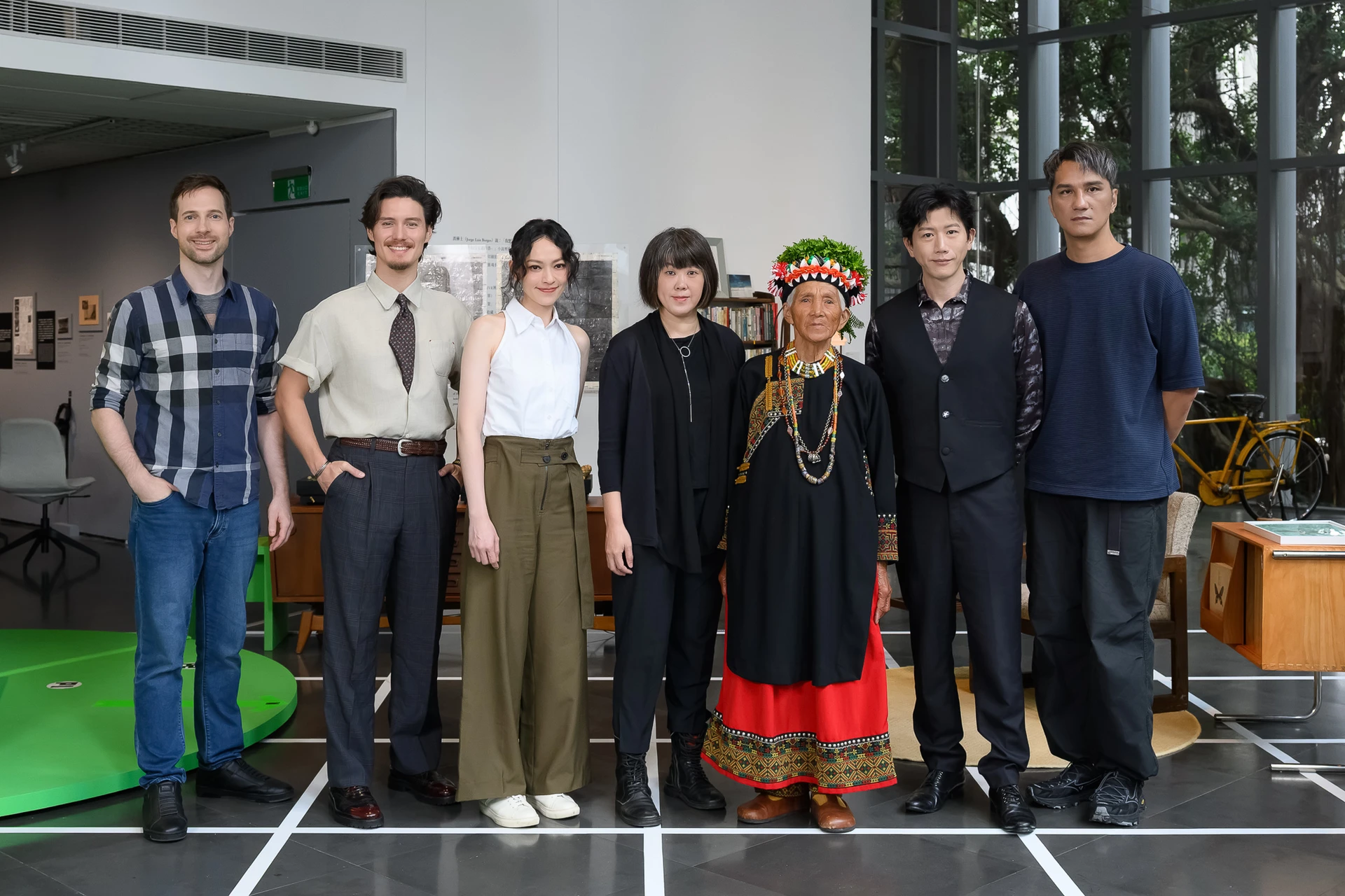 七位主創與演員在展場內合影,左起為凌藝彬、周厚安、姚以緹、導演陳芯宜、盧玉蘭、莫子儀、馬志翔。