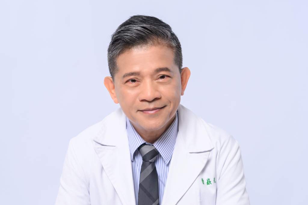 曾嶔元醫師身穿白袍的半身肖像照